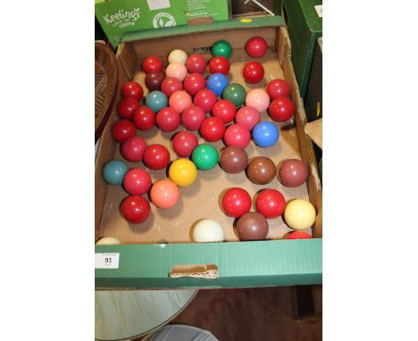 A TRAY OF VINTAGE SNOOKER BALLS 