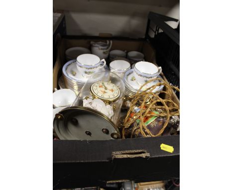 A TRAY OF GROSVENOR FLORAL CHINA TOGETHER WITH A SMALL QUANTITY OF OTHER CERAMICS AND A JAPANESE STYLE TABLE LAMP, A LARGE OR