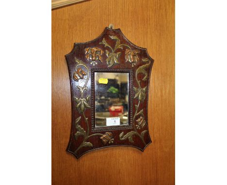 A VINTAGE ART NOUVEAU STYLE MAHOGANY AND BRASS WALL MIRROR OF SMALL PROPORTIONS OVERALL SIZE - 36CM X 25CM 