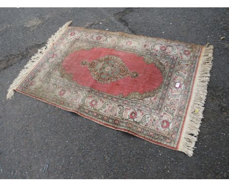 A SMALL VINTAGE WOOLLEN RUG 91 X134 cm