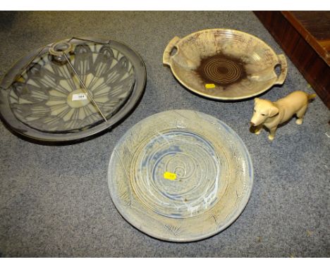 A TIFFANY STYLE LEADED GLASS CEILING LIGHT SHADE TOGETHER WITH TWO STUDIO POTTERY CHARGERS AND A SYLVAC LABRADOR FIGURE (4)