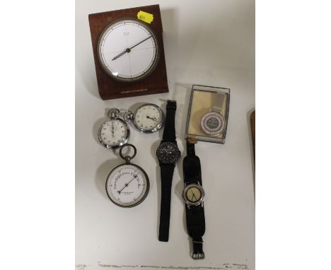 A BOX OF WRIST AND POCKET WATCHES TO INCLUDE A VINTAGE ROAMER WRIST WATCH TOGETHER WITH A POCKET BAROMETER AND A KIENZLE MANT