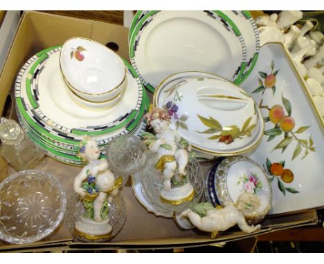 A TRAY OF ASSORTED CERAMICS TO INCLUDE ROYAL WORCESTER EVESHAM, CAPE DI MONTE FIGURES, ART DECO DINNERWARE ETC.