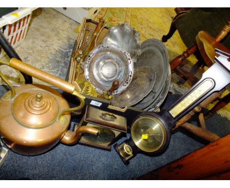 A TRAY OF METALWARE TO INCLUDE A COPPER KETTLE, TWIN HANDLED SERVING TRAY, R. BANDONE BRASS WEIGHTS ETC.