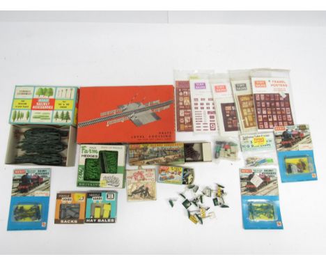 A mixed lot of packaged and loose 00 gauge model railway accessories and scenic items including Merit, Britains Farm Hedges a