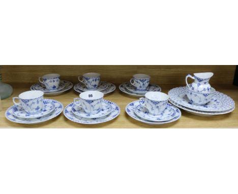 A twenty two piece Royal Copenhagen 'Onion pattern' part tea service