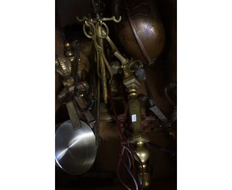 A mixed lot of assorted metalware to include brass fire irons, copper warming pan, brass three division fire screen, etc. 