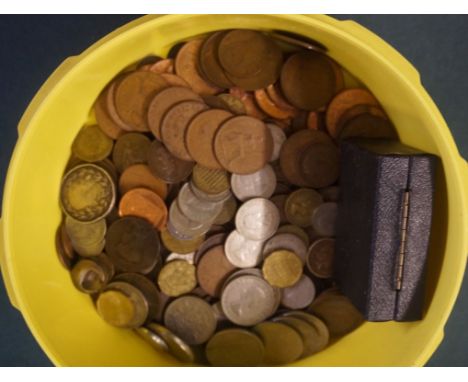 A mixed lot of assorted vintage coinage and badges. 