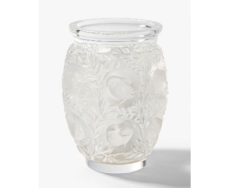 Lalique, Vase "Bagatelle"Nach 1945. Entwurf von René Lalique, 1939. Farbloses Glas, tlw. mattiert. Dekor mit Vögeln zwischen 