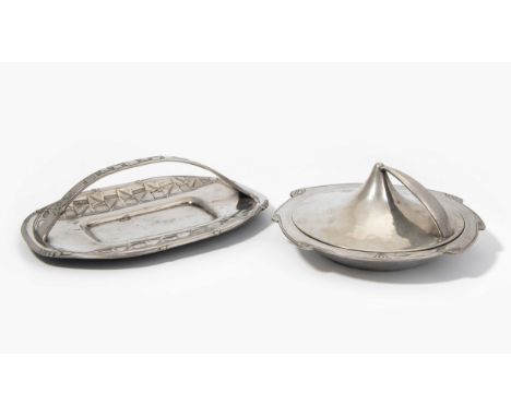Archibald Knox, Henkelschale und Deckelgefäss (Muffin dish)(Cronkbourne 1864–1933 Braddan)Zinn, poliert. Entwurf für W. H. Ha