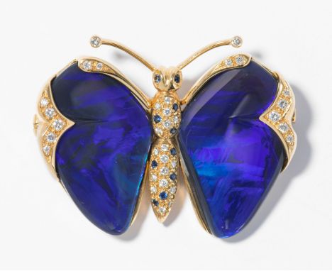 Opal-Saphir-Brillant-BroscheBucherer. 750 Gelbgold. Falter mit Flügel aus blauem Opal und Verzierung aus Brillanten und Saphi