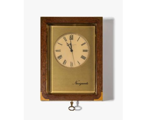Patek Philippe NaviquartzUm 1978. Referenz 1208, Nummer 1.803.248. Zweiteiliges Gehäuse aus Mahagoniholz mit Messingbeschläge