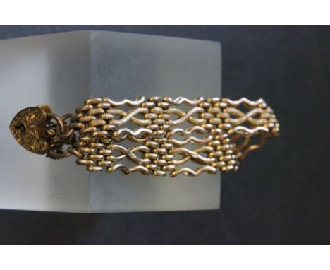 A 9 carat gold gate bracelet 