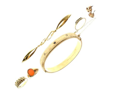 Small group of 9ct gold jewellery including a 9ct gold and carnelian signet ring, two 9ct gold rings, pairs of 9ct drop earri