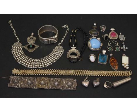 Assorted silver and white metal jewellery including an Uterqüe brooch, hardstone pendants and rings, ethnic-style necklaces, 