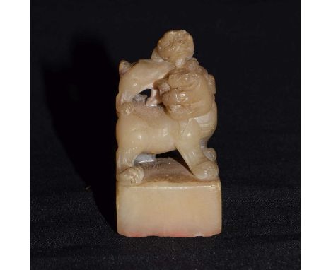 Small Chinese carved hardstone desk seal - Dog of Fo and pup, 4.5cm high