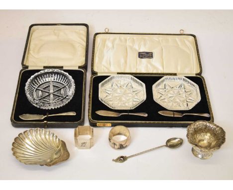 Assorted silver including George V silver shell dish, Birmingham 1919, pair of wishbone sugar nips, white-metal spoon, cased 