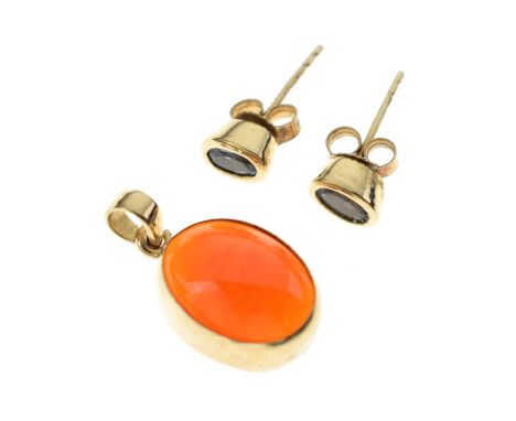 Fire opal cabochon 9ct gold pendant, and a pair of gem-set 9ct gold stud earrings, 2.5g gross approx (2)
