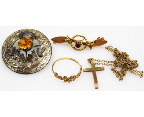 A small group of jewellery and effects, comprising 9ct gold crucifix pendant and chair, 9ct gold floral dress ring, 9ct gold 