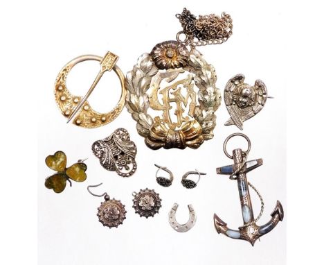 A group of silver and other jewellery, comprising a silver and agate set three leaf clover brooch, a white metal anchor and a