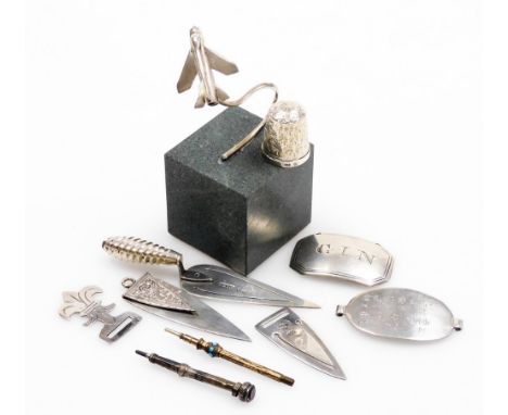 A small group of silver and other wares, to include a silver thimble, miniature silver trowel with ribbed handle, a silver bo