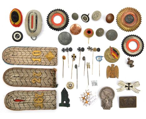 3 Imperial German officer’s epaulettes, of the 10th, 27th and 167th Infantry Regiments; 2 national cockades from officers pic