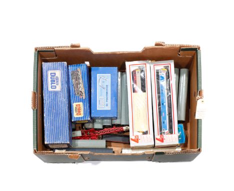 A quantity of Hornby Dublo and OO gauge railway. Hornby Dublo items include; BR Standard 2-6-4T locomotive (EDL18). Travellin