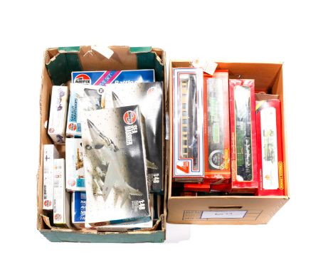 A quantity of OO gauge model railway and Airfix kits, etc. Including 5x locomotives; 3x Hornby; an LNER Class B12/3 4-6-0 ten