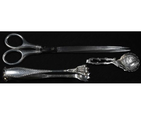 A pair of Edwardian silver hafted scissors, 21.5cm long, Birmingham 1910; a George III style cast silver caddy spoon, 9cm lon