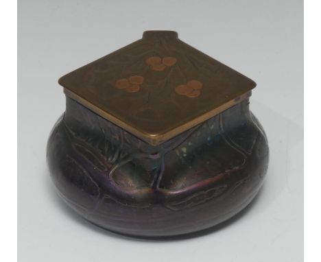 A Kralik opalescent glass inkwell, in the manner of Loetz, hinged brass cover embossed with holly leaves, 10.65cm diam, Czech
