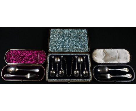 A set of six Victorian silver Onslow pattern teaspoons, sugar bows en suite, Birmingham 1893, cased; a Victorian silver Old E