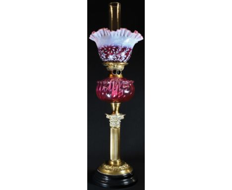 An Edwardian cranberry glass and brass Corinthian column table oil lamp, frilled vaseline shade, Duplex type twin-burner, bla