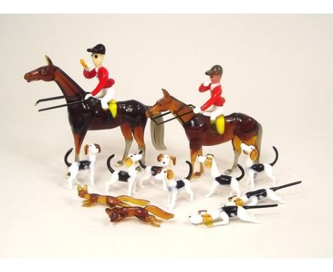 LAMP GLASS GROUP.
A Pirelli type lamp glass hunting set, comprising two horses & their riders, two foxes & a pack of eight ho