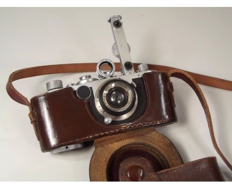 LEICA CAMERA.
An early 1950s Leica 1c camera, with an E. Leitz 50mm view finder & separate range finder stored in the origina