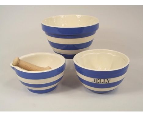 CORNISH WARE.
A Cloverleaf, T.G. Green, Limited Edition number 0028 jelly mould, a Cloverleaf pestle & mortar & a Cloverleaf 