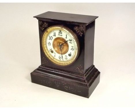 AMERICAN MANTEL CLOCK.
An American metal cased Ansonia Clock Co., New York mantel clock.
Height 26cm.