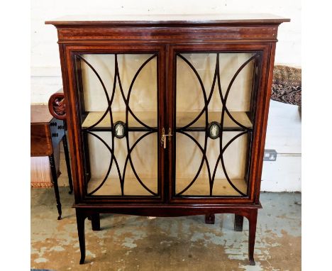 EDWARDIAN DISPLAY CABINET, mahogany fitted with two doors enclosing single shelf, the doors having astragal glazing and inset