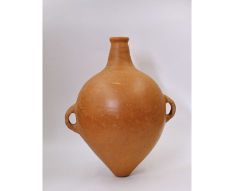 Reference.For a similar red pottery taper-end handled flask,see Sotheby's Hong Kong, 31 May 2023, Lot 823. H:34cm