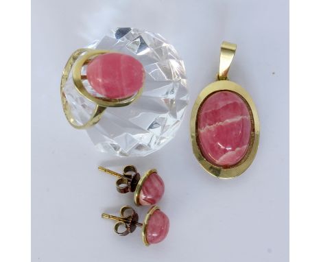 3-TEILIGE SCHMUCKGARNITUR.585/000 Gelbgold mit Rhodochrosit. Anhänger, Ring und Paar Ohrstecker. Ringgr. 54, Brutto ca. 15,72