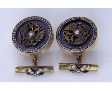 PAAR MANSCHETTENKNÖPFE IM FABERGÉ-STIL.585/000 Gelbgold mit rosa Guilloché-Email und Diamanten. Gest. D.18mm, Brutto ca. 15,8