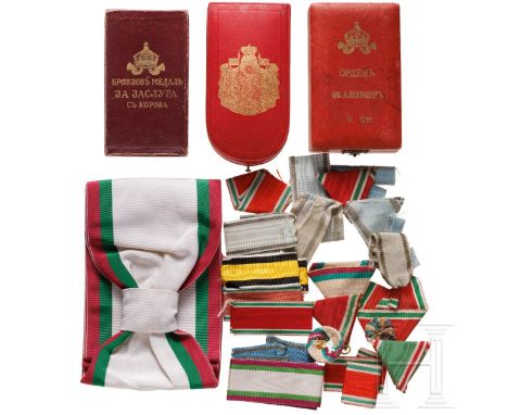 Kleine Gruppe von Ordensbändern und drei Etuis für bulgarische Auszeichnungen  Etui für St.-Alexander-Orden 4. Klasse, für di