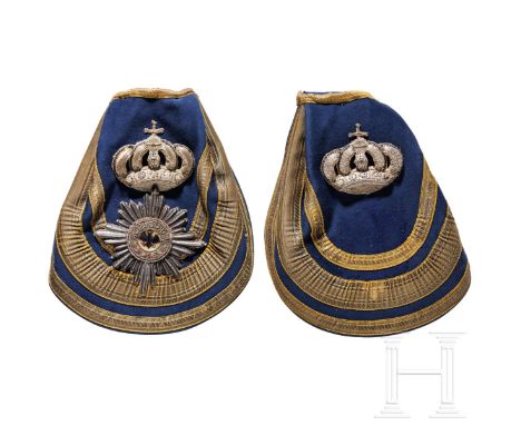 Ein Paar Schabrunken für Generale der preußischen Armee, um 1900  Feines dunkelblaues Tuch, dreifacher Besatz mit Tresse aus 