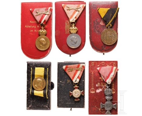 Sechs Auszeichnungen  Aus Österreich ein beidseitig rot emailliertes Verdienstkreuz mit Schwertern im Etui, ein Verdienstkreu