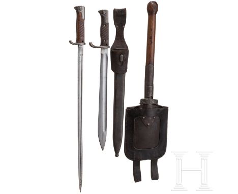 Zwei Bajonette und ein Feldspaten  Bajonett 98/05 mit guter Klinge, gemarkt "Simson &amp; Co. Suhl", am Rücken der militärfis