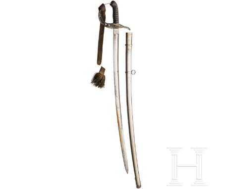 Säbel M 1904 für Offiziere der Kavallerie  Gekrümmte, gekehlte, vernickelte Klinge (teilweise geschärft), durchbrochenes, in 
