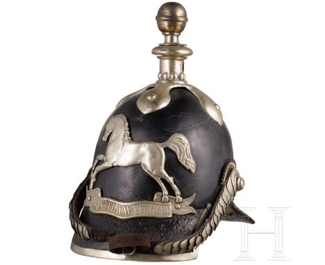 Helm für Mannschaften der Artillerie, um 1847 - 1859  Schwarz lackierte, hohe Glocke aus derbem Leder, Neusilberbeschläge (Ri