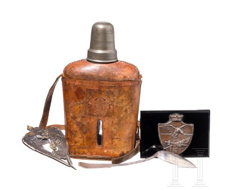 Feldflasche und silberne Patriotika  Gläserne Feldflasche mit aufgeschraubtem Zinnbecher und brauner Lederummantelung, schaus