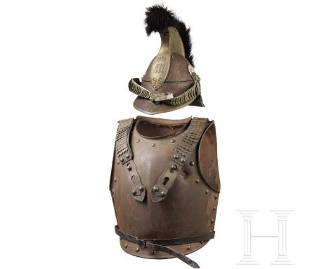 Helm M 1842/48 und Kürass für Mannschaften der Kürassiere  Stahlglocke (rostig) mit Messingmontierung, auf dem Kamm die Chiff
