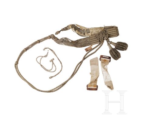 Paradeschärpe für Offiziere der Husaren, um 1900  Schwarz durchzogene Silberschnüre, silbern umflochtener Knebel, zwei Bouill