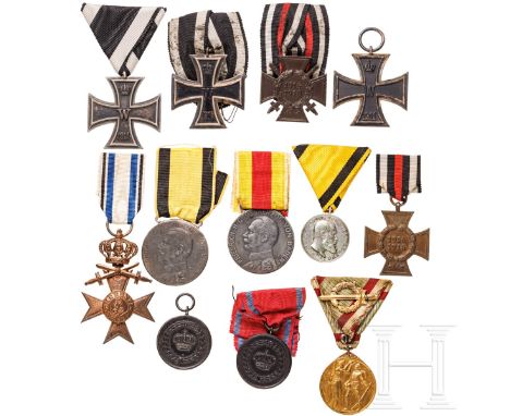 Zwölf Ehrenzeichen, deutsch, 1. Drittel 20. Jhdt.  Bayerisches Militärverdienstkreuz 3. Klasse mit Krone und Schwertern. Zwei